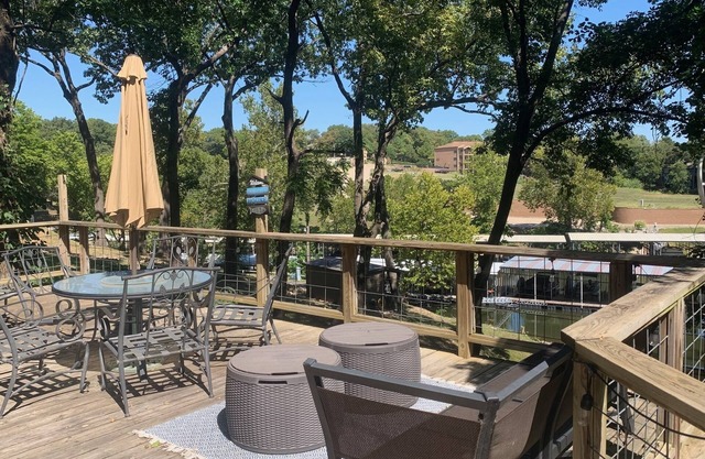 Cozy lake getaway with huge deck and only 2 miles from Shangri-La back on VRBO!