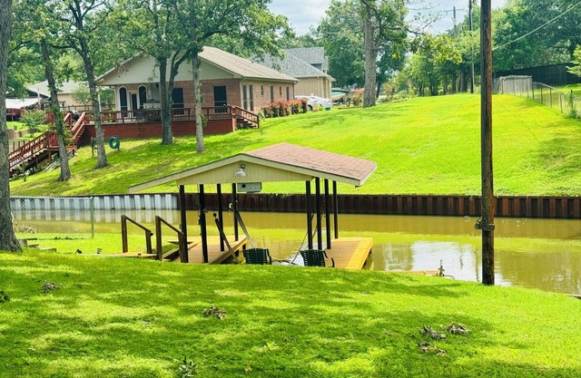 Cozy lake house getaway on Cedar creek lake hidden gem!
