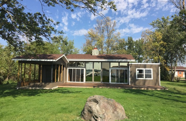 Cozy Lake House with water on 3 sides! Walking distance to the Golf Course!