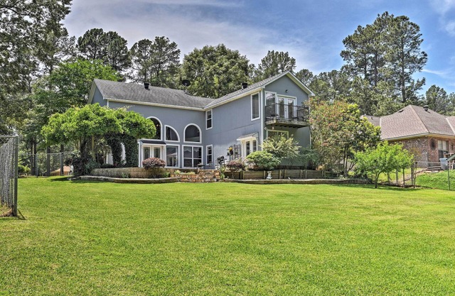 Cozy Lakefront Benton Home ~ 20 Mi to Shreveport!