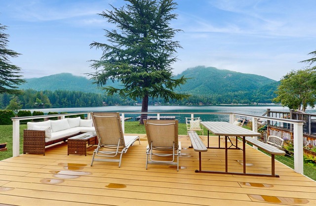 Cozy Lakefront Cabin on Lake Sutherland – A Peaceful Lakefront Getaway