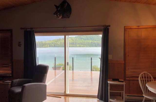 Cozy lakefront cabin