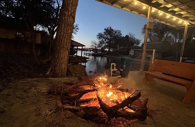 Cozy lakefront cabin. Huge 🎣 dock, kayaks, nature & views!Bring your jet skis!