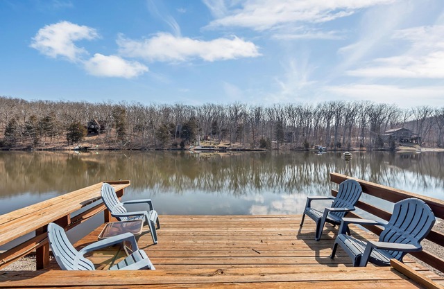 Cozy Lakefront Chalet - On A Large Lake - Private Dock w/Boats