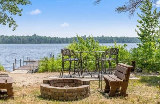 Cozy Lakefront Family Getaway: Beach & Game Room