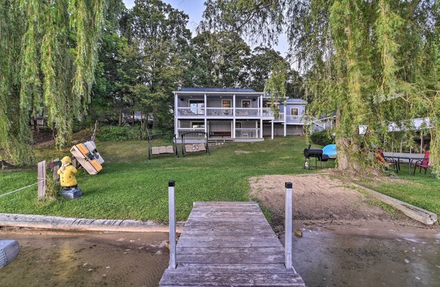 Cozy Lakefront Lapeer House w/2 Paddle Boats!