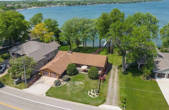 Cozy lakefront townhome w/3 BR, WiFi, AC, Smart TV, Kitchen. Pet Friendly!