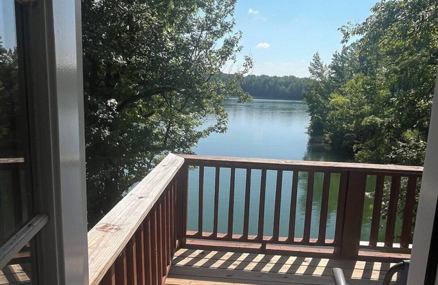 Cozy, lakeside cabin on beautiful Tims Ford Lake