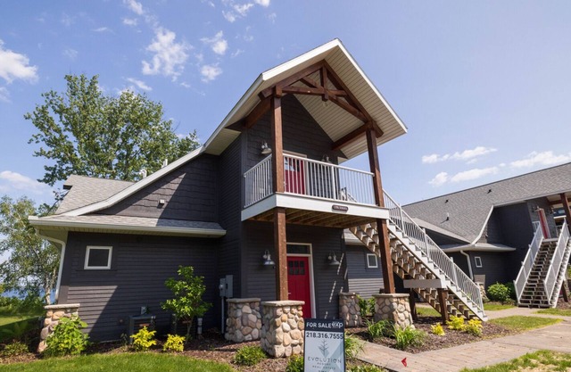 Cozy Lakeside Studio Condo with Views of Beautiful Gull Lake