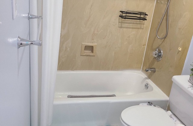 Cozy, Lakeview area property with relaxing balcony view of park