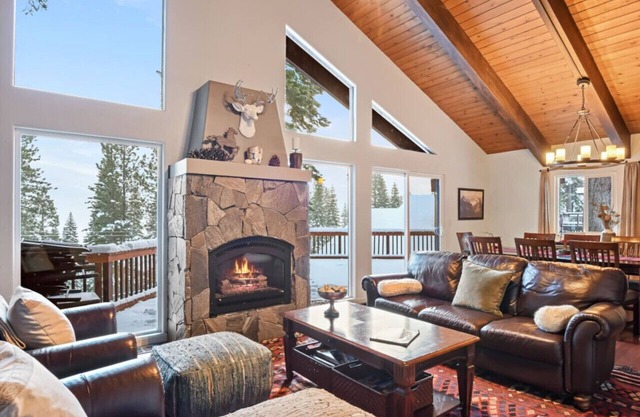 Cozy Lakeview Cabin | Fireplace & Laundry