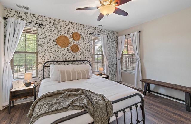 Cozy Lakeview Cabin in Quiet Cove