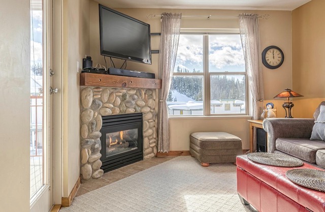 Cozy Large Corner Condo in Creekside with Shared Outdoor Hot Tub, Pet Friendly!