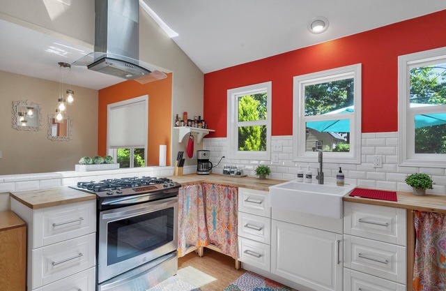 Cozy Lilly Cottage in Salem