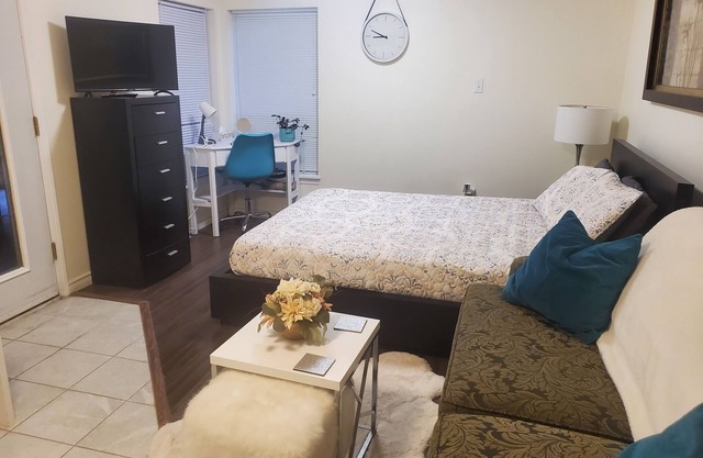 Cozy little all private one bedroom and den that accommodates 4 people