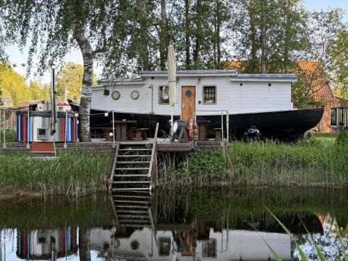 Cozy little house with sauna on a fishing boat