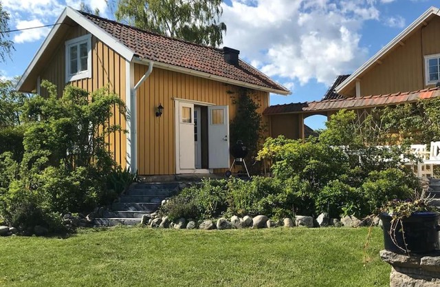 Cozy lodge at horse farm with lake and sauna