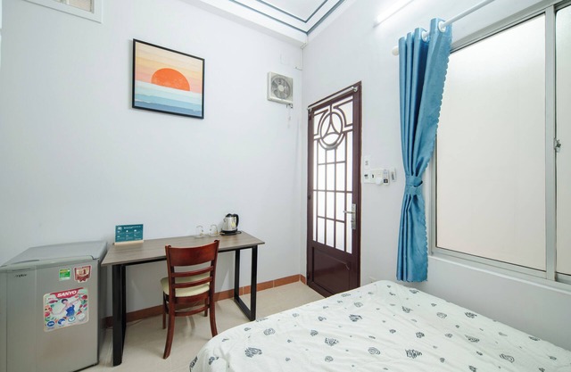 Cozy lodge in charming Nha Trang with AC and private bathroom.