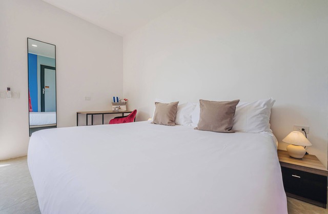Cozy Loft w/Private Pool Near Eagle Beach Attractions