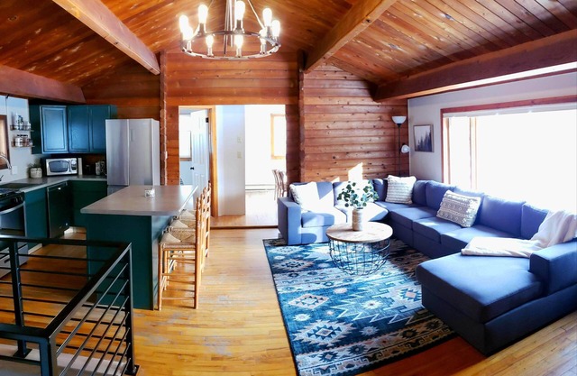 Cozy Log Cabin, 5 Min to Ski, Great for Groups, Oversized Deck, Dog-friendly