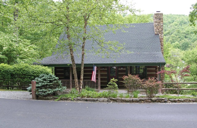 Cozy log cabin available for Thanksgiving. Price recently reduced.