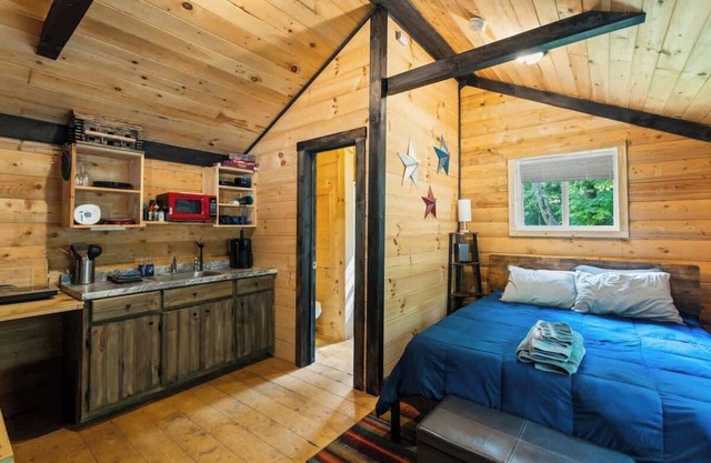 Cozy Log Cabin Getaway in Heart of RRG!
