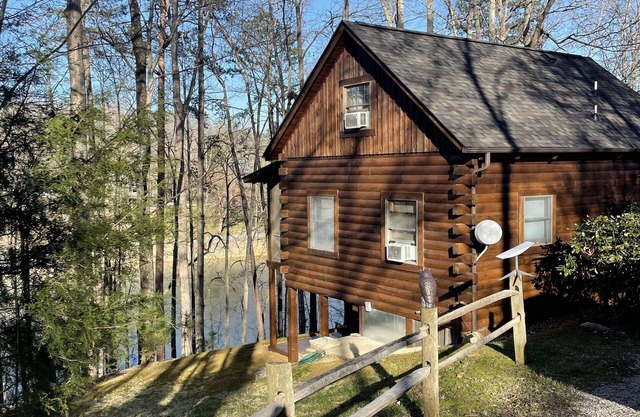 Cozy Log Cabin in Big Creek on Norris Lake with dock/boat slip, 2 kayaks