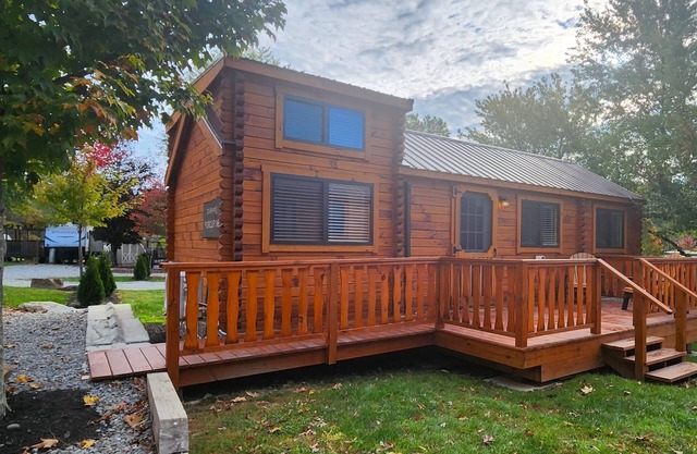 Cozy Log Cabin w/Loft #14. Minutes from Seven Springs and Hidden Valley!