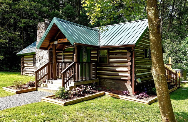 Cozy log cabin with hot tub in Markleysburg!