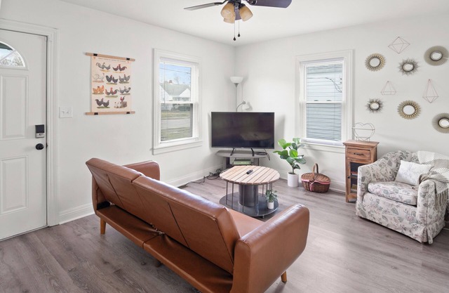 Cozy Louisville Home w/Spacious Yard & Parking