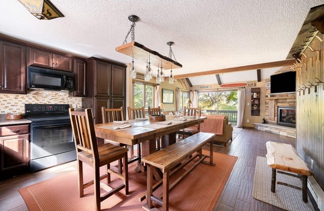 Cozy Lux Poconos Mountain Cabin on Camelback Mountain Near Outlets & Waterparks.