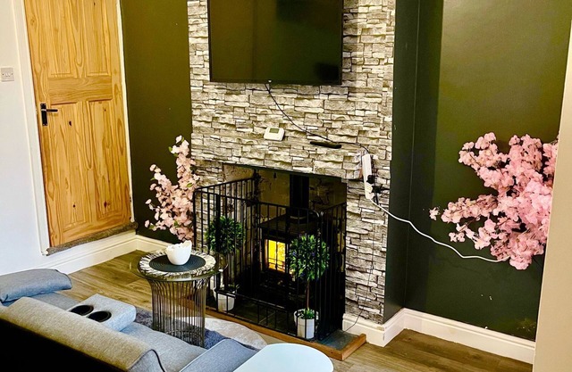 COZY,LUXURY AND STYLISH TWO BEDROOM HOMEnwith Garden, Gym & Work spaces.