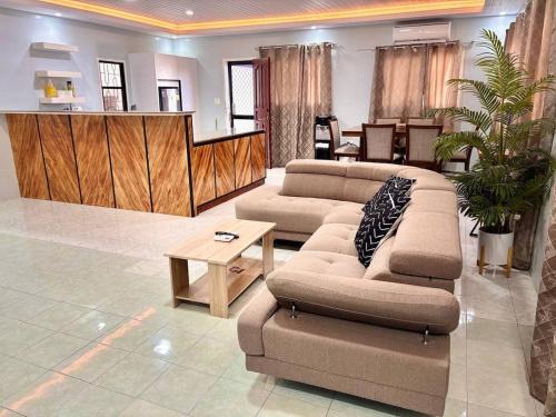 Cozy Manor with Spacious Kitchen and Tub