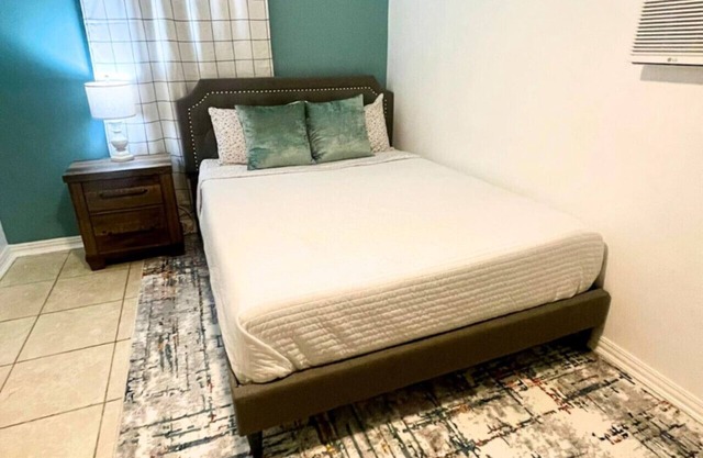 Cozy Mini-Studio: Queen Bed & Coffee Nook