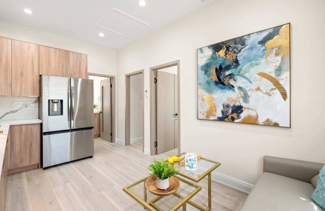 Cozy Modern Home w Full Kitchen & Parking