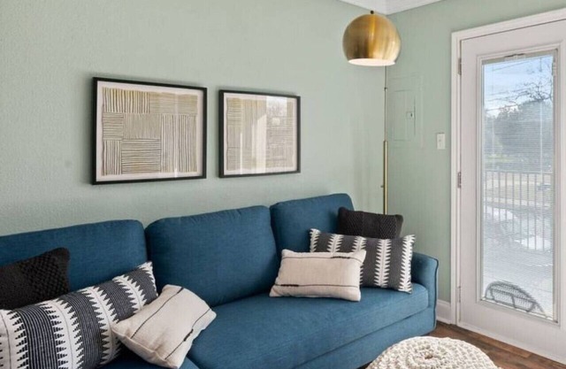 Cozy, modern space⭐️Walk to TWU⭐️KING bed⭐Sleeps 4