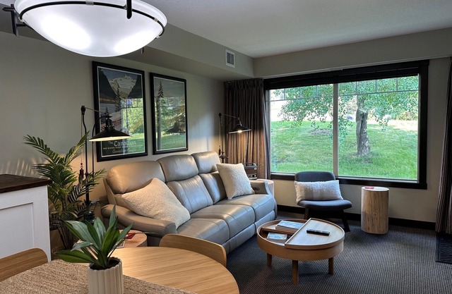 Cozy Mountain Hideaway, King Bed, hot tub, free parking, Wi-Fi, up to 4 people!