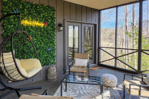 Cozy Mountain Home at Rumbling Bald Resort!