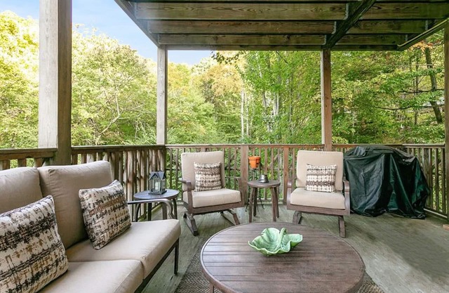 Cozy Mtn Retreat w/Hiking & Views - Pet Friendly!