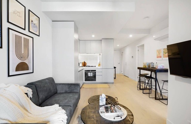 Cozy Nest in Prime Hawthorn w/parking & pool