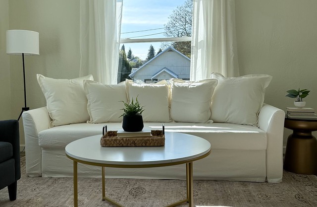 Cozy Newly Remodeled Cottage Minutes from Ferry! Peaceful Retreat!