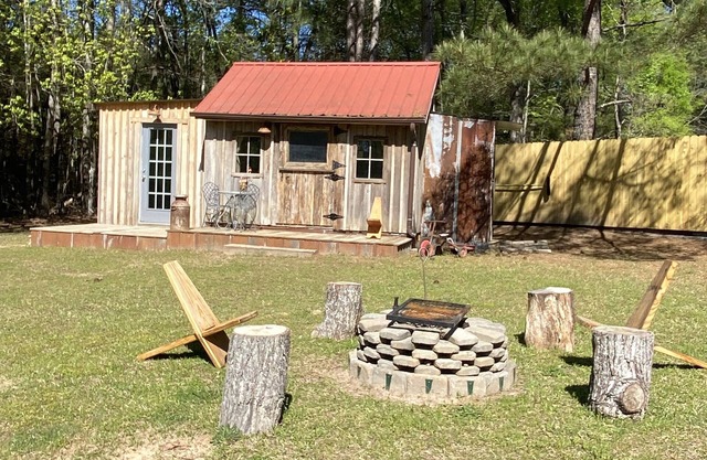 Cozy Off Grid Cabin w/pond for fishing.
