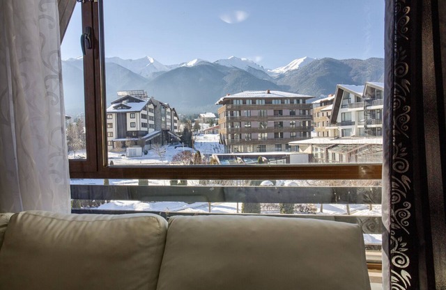 Cozy One Bedroom Apartment with Stunning Mountain View, Pools and SPA