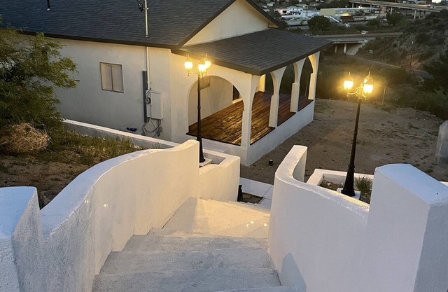 Cozy, Open Concept & Conveniently located