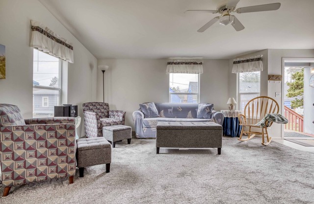 Cozy Pacific City Home with Spacious Living Room is Near Restaurants and Beach!