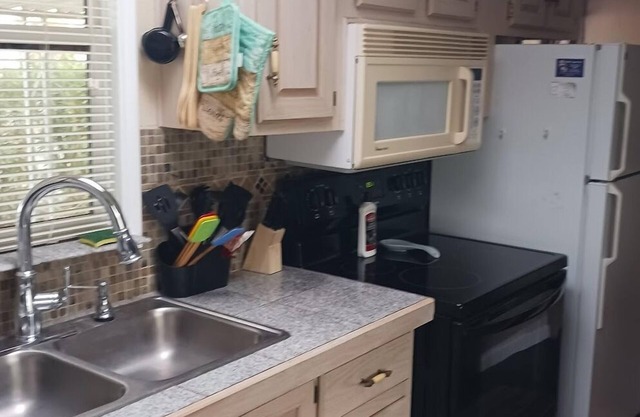 Cozy parkmodel in charming Arizona City, Az- 55+ older community many amenities