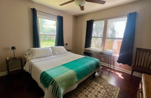 Cozy & pet friendly! Perfect Location, Mueller/MLK station.