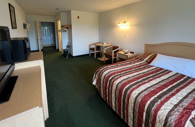 Cozy Petite Single King Suite with Free Breakfast!
