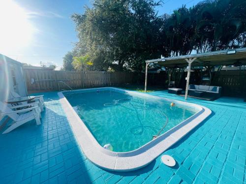 Cozy Pool-House with 3 bedrooms-2 bathrooms