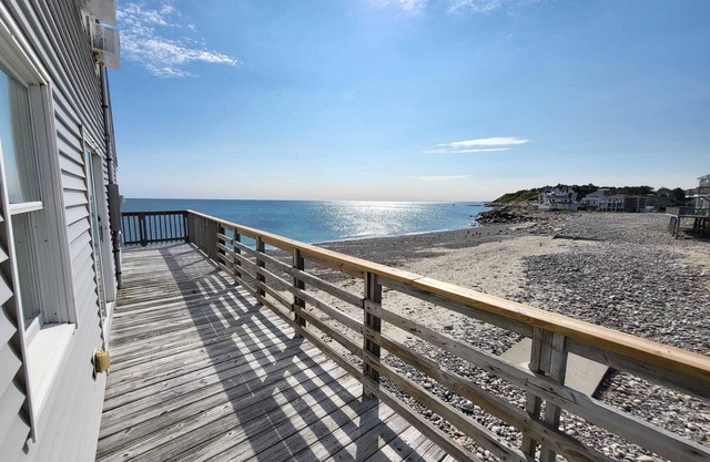 Cozy private beach stilt house-steps to the beach.